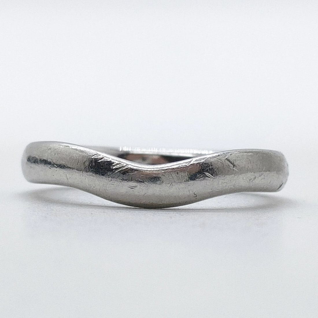 TIFFANY AND CO. RING CURVED BAND PERETTI PLATINUM: Tiffany and Co. Ring Curved band Peretti Platinum Brand: Tiffany and Co. Type: Ring Material: Platinum, Color: Platinum Size: US 5 3/8 Accessories: None Accessories Notice: When purchasing