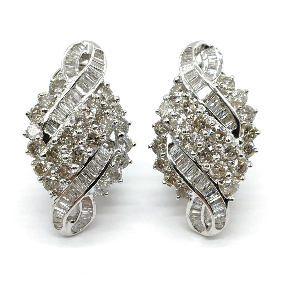 JEWELRY EARRING NATURAL DIAMOND WHITE GOLD: Jewelry Earring Natural Diamond White Gold Brand: Unbranded Type: Earring Material: White gold, Color: White gold Size: Size : 3.1 x 1.78cm Accessories: None Accessories Notice: When purch