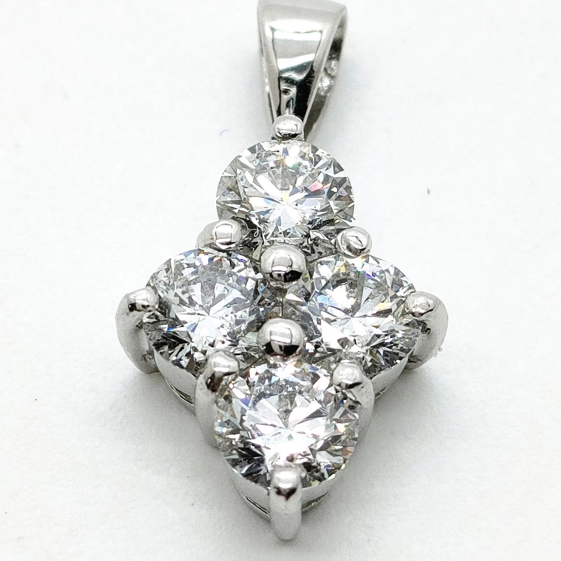 JEWELRY PENDANT HEAD NATURAL DIAMOND PLATINUM: Jewelry Pendant Head Natural Diamond Platinum Brand: Unbranded Type: Pendant Head Material: Platinum, Color: Platinum Size: Pendant Size : 1.93X1.03 cm / 0.75X0.40 inch Accessories: None