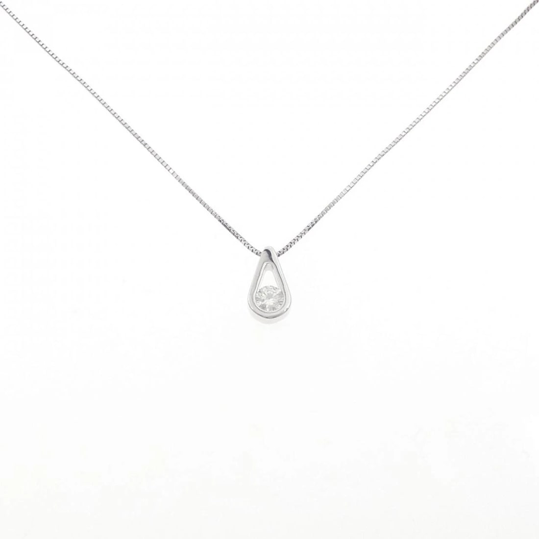 K18WG DIAMOND NECKLACE: K18WG Diamond Necklace Brand: Unbranded Type: Diamond Necklace Material: K18 white gold, Main Stone/Creation Natural Color: White Gold Size: 45cmActual Size Pendant length approx. x width