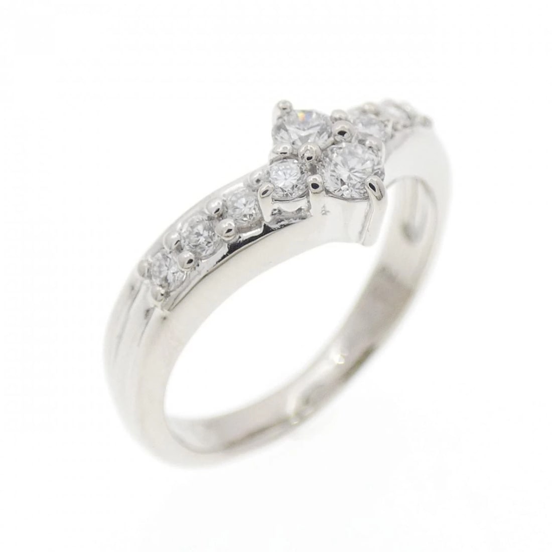 PT900 DIAMOND RING: PT900 Diamond Ring Brand: Unbranded Type: Diamond ring Material: Platinum900, Main Stone/Creation Natural Color: SILVER Size: US5 3/4 Accessories: None Accessories Notice: When purchasing