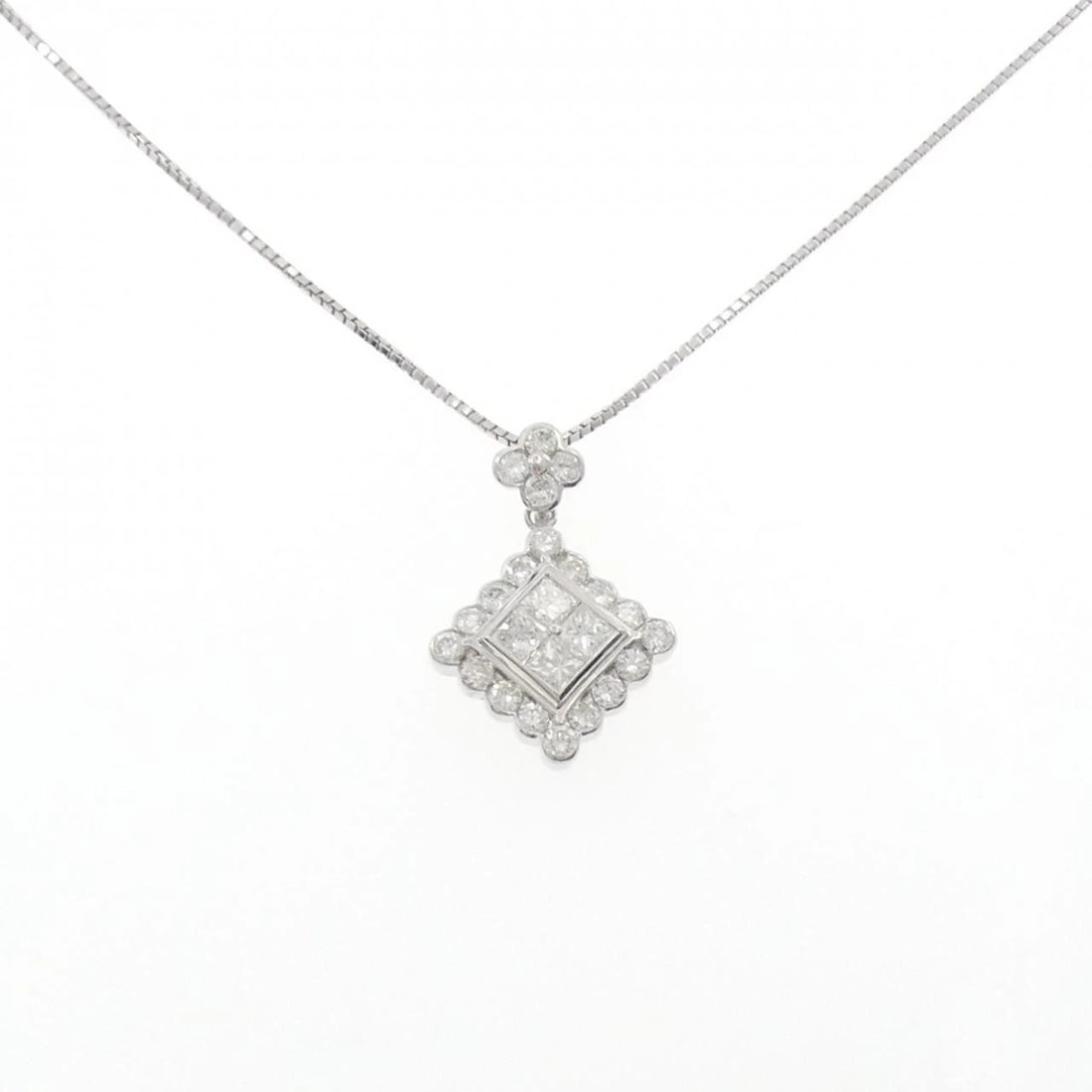 K18WG FLOWER DIAMOND NECKLACE: K18WG Flower Diamond Necklace Brand: Unbranded Type: Diamond Necklace Material: K18 white gold, Main Stone/Creation Natural Color: White Gold Size: 44cmActual Size Pendant length approx. x width a