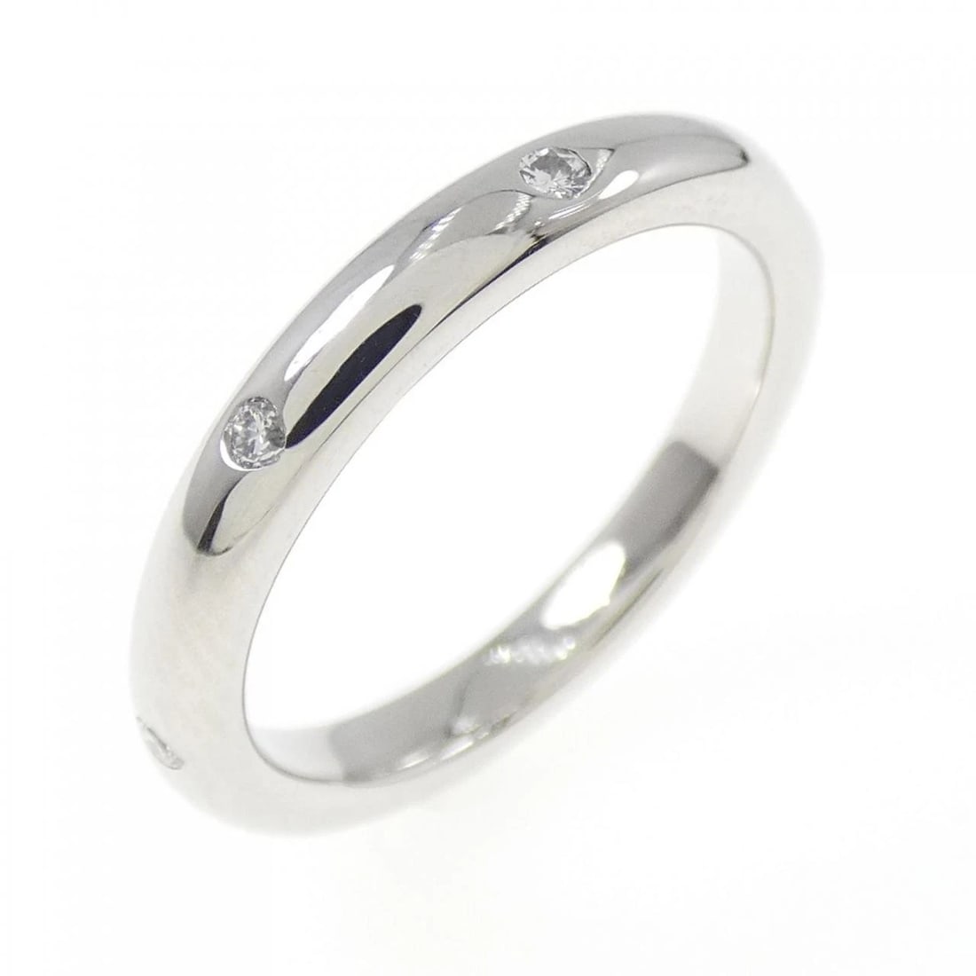 STAR JEWELRY DIAMOND RING: Star Jewelry Diamond Ring Brand: STAR JEWELRY Type: star jewelry ring Material: Platinum, Main Stone/Creation Natural Color: Silver Size: US5 Accessories: None Accessories Notice: When