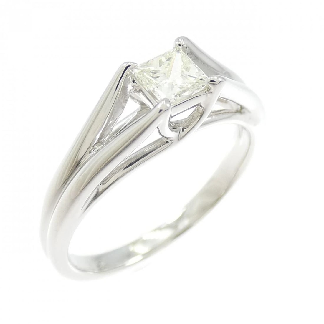 PT900 DIAMOND RING: PT900 Diamond Ring Brand: Unbranded Type: Diamond Ring Material: Platinum900, Main Stone/Creation Natural Color: Silver Size: US6 Accessories: None Accessories Notice: When purchasing