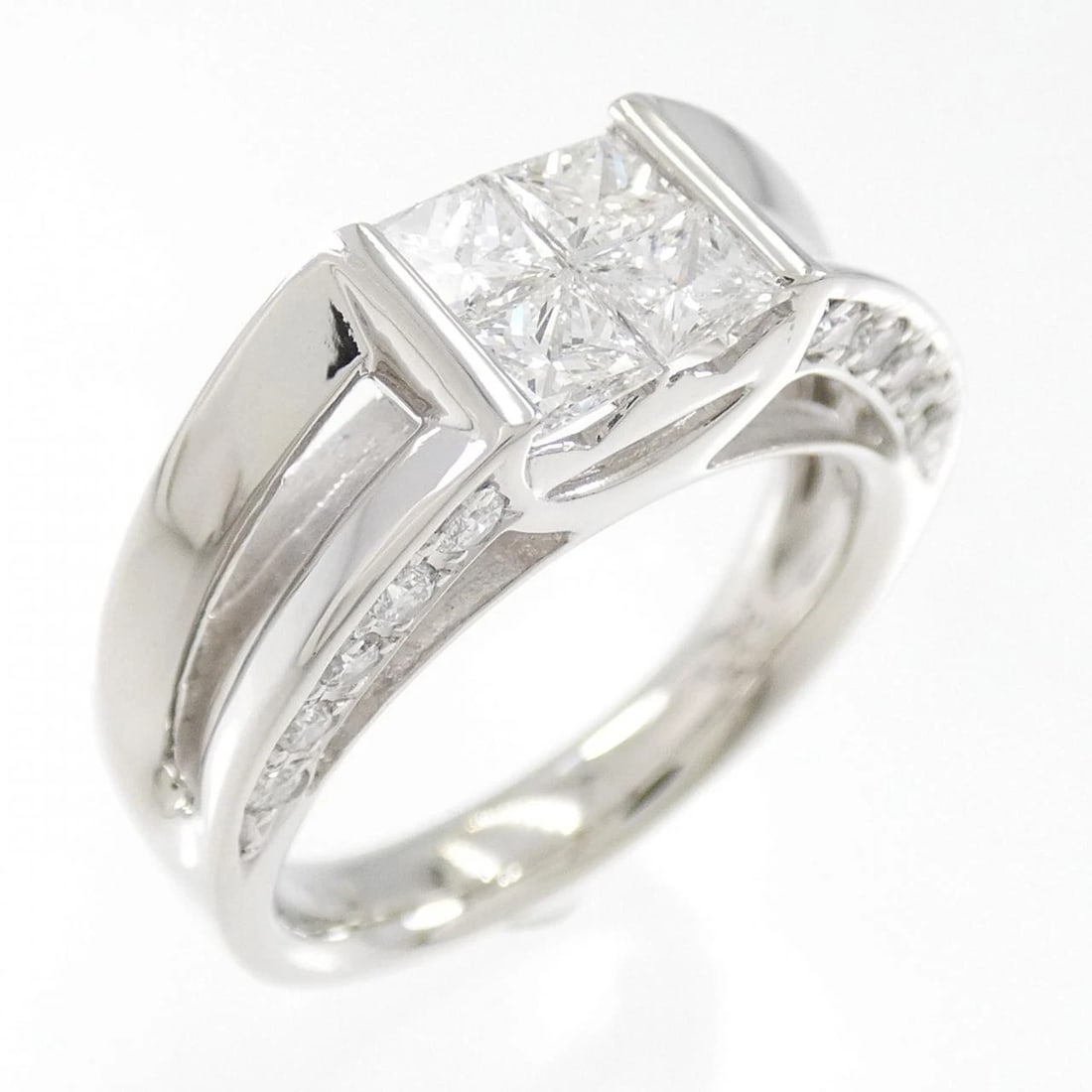 PT900 DIAMOND RING: PT900 Diamond Ring Brand: Unbranded Type: Diamond ring Material: Platinum900, Main Stone/Creation Natural Color: Silver Size: US5 3/4 Accessories: None Accessories Notice: When purchasing