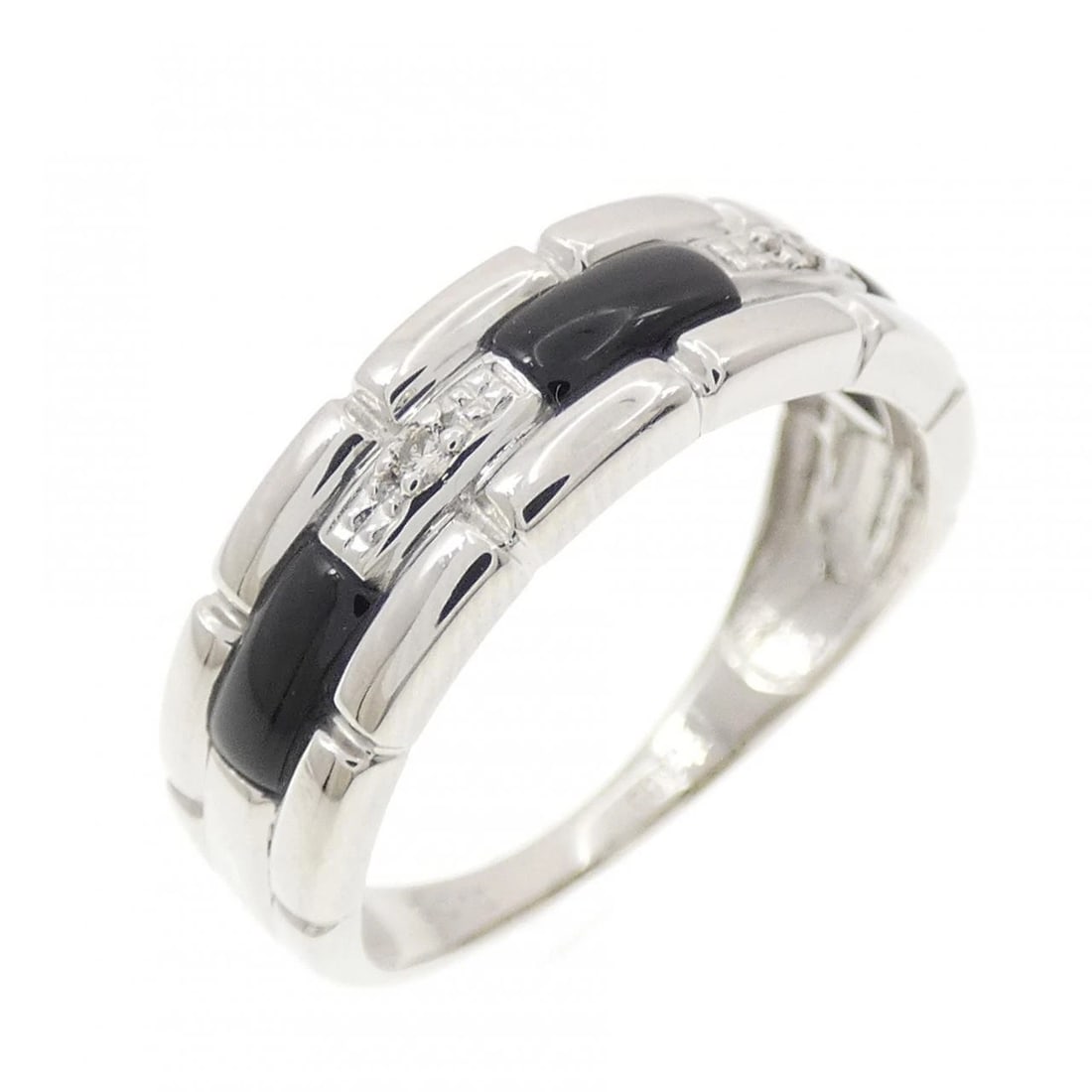 PT900 ONYX RING: PT900 Onyx Ring Brand: Unbranded Type: Onyx Ring Material: Platinum900, Main Stone/Creation OnyxSecondary Stone Natural Color: Silver Size: US6 1/2 Accessories: None Accessories Notice: When
