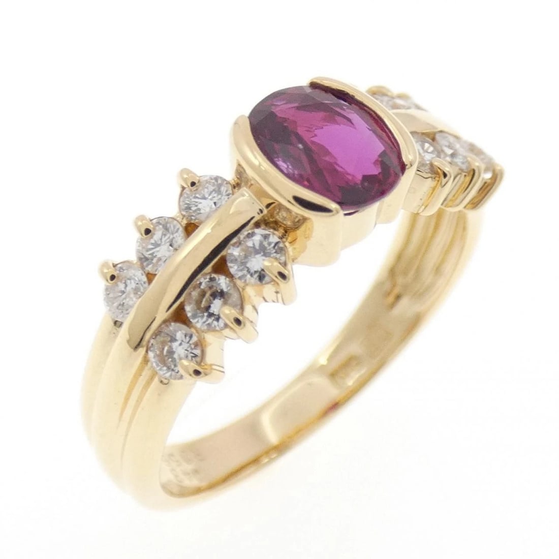 K18YG RUBY RING: K18YG Ruby Ring Brand: Unbranded Type: Ruby Ring Material: K18 yellow gold, Main Stone/Creation RubySecondary Stone Natural Color: Yellow Gold Size: US6 Accessories: None Accessories Notic