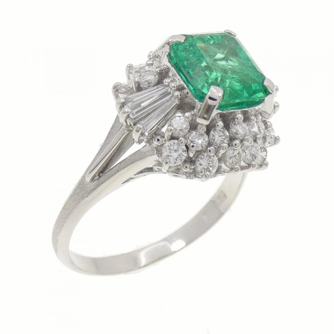 PT900 EMERALD RING (1 of 2)