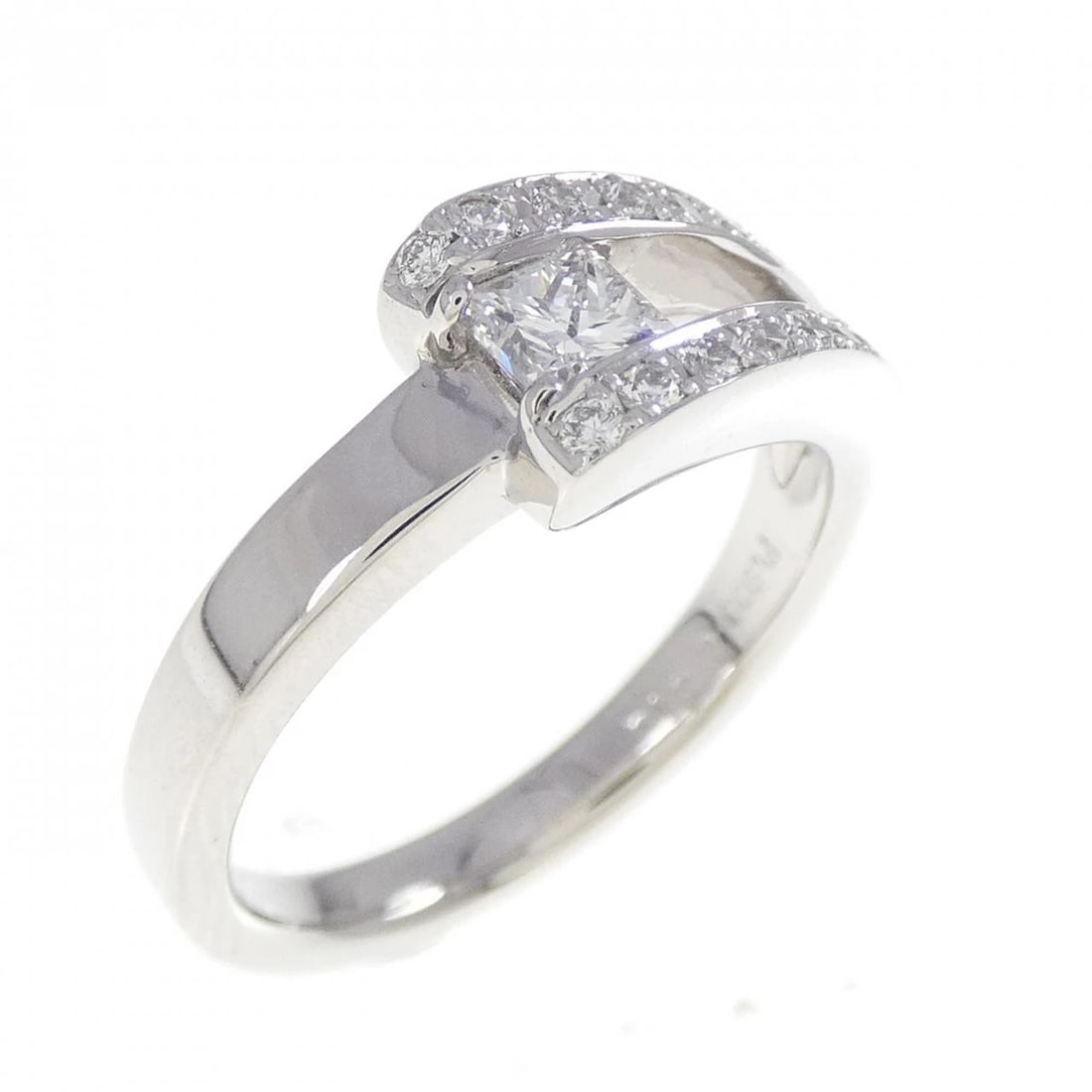 PT900 DIAMOND RING: PT900 Diamond Ring Brand: Unbranded Type: Diamond Ring Material: Platinum900, Main Stone/Creation Natural Color: Silver Size: US5 3/4 Accessories: None Accessories Notice: When purchasing