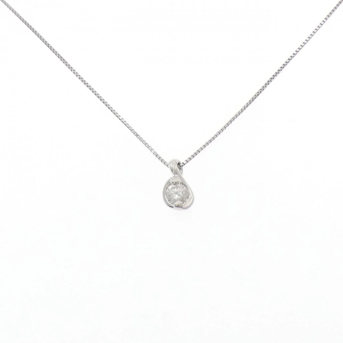 PT900/PT850 DIAMOND NECKLACE: PT900/PT850 Diamond Necklace Brand: Unbranded Type: Diamond Necklace Material: Platinum900/Platinum850, Main Stone/Creation Natural Color: Silver Size: 40cmActual Size Pendant length approx. x