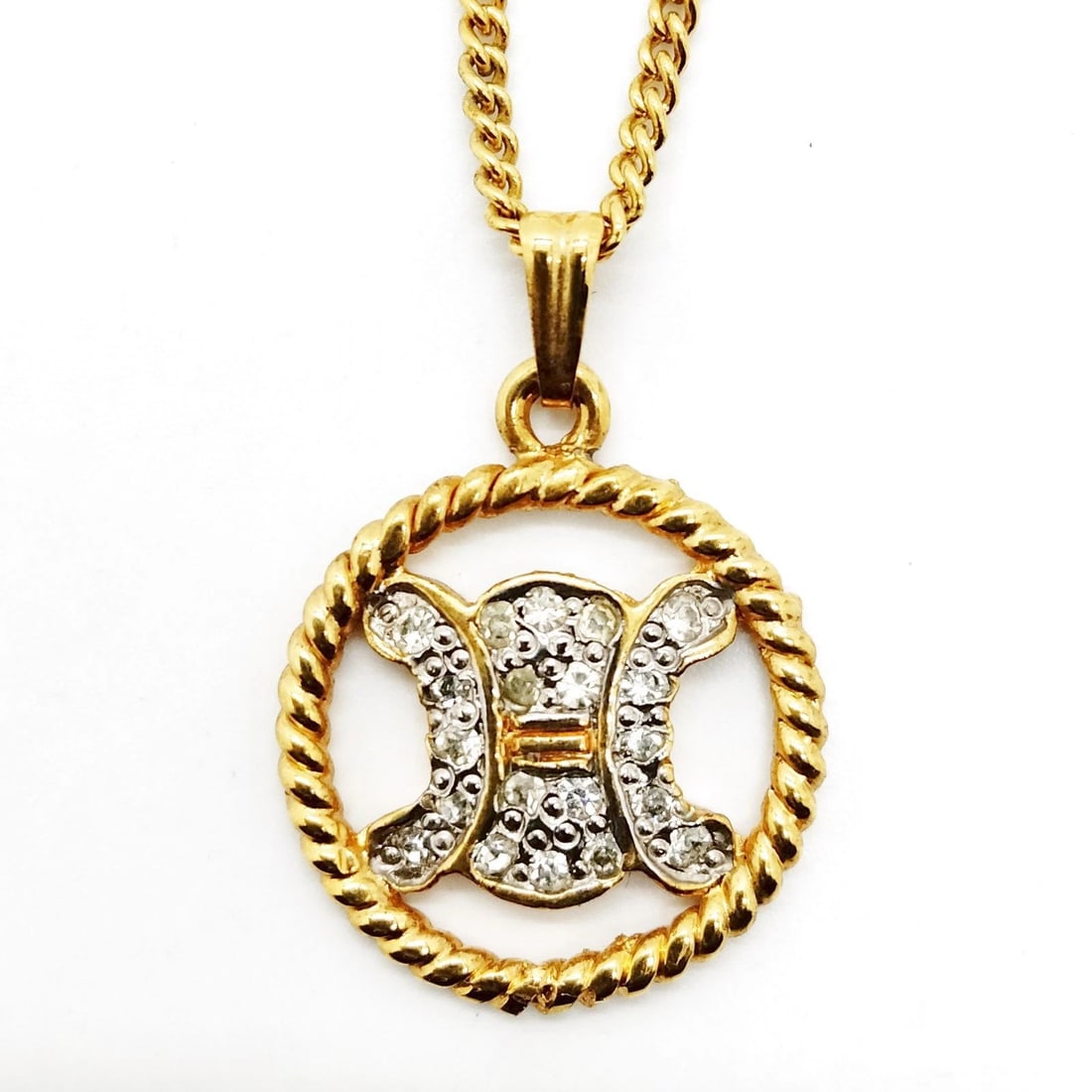 CELINE PENDANT NECKLACE GOLD: Celine Pendant Necklace Gold Brand: Celine Type: Pendant Necklace Material: Metal, Color: Gold Size: Full Length : 46 cm (approx) Size : 1.9x2.6 Accessories: None Accessories Notice: When