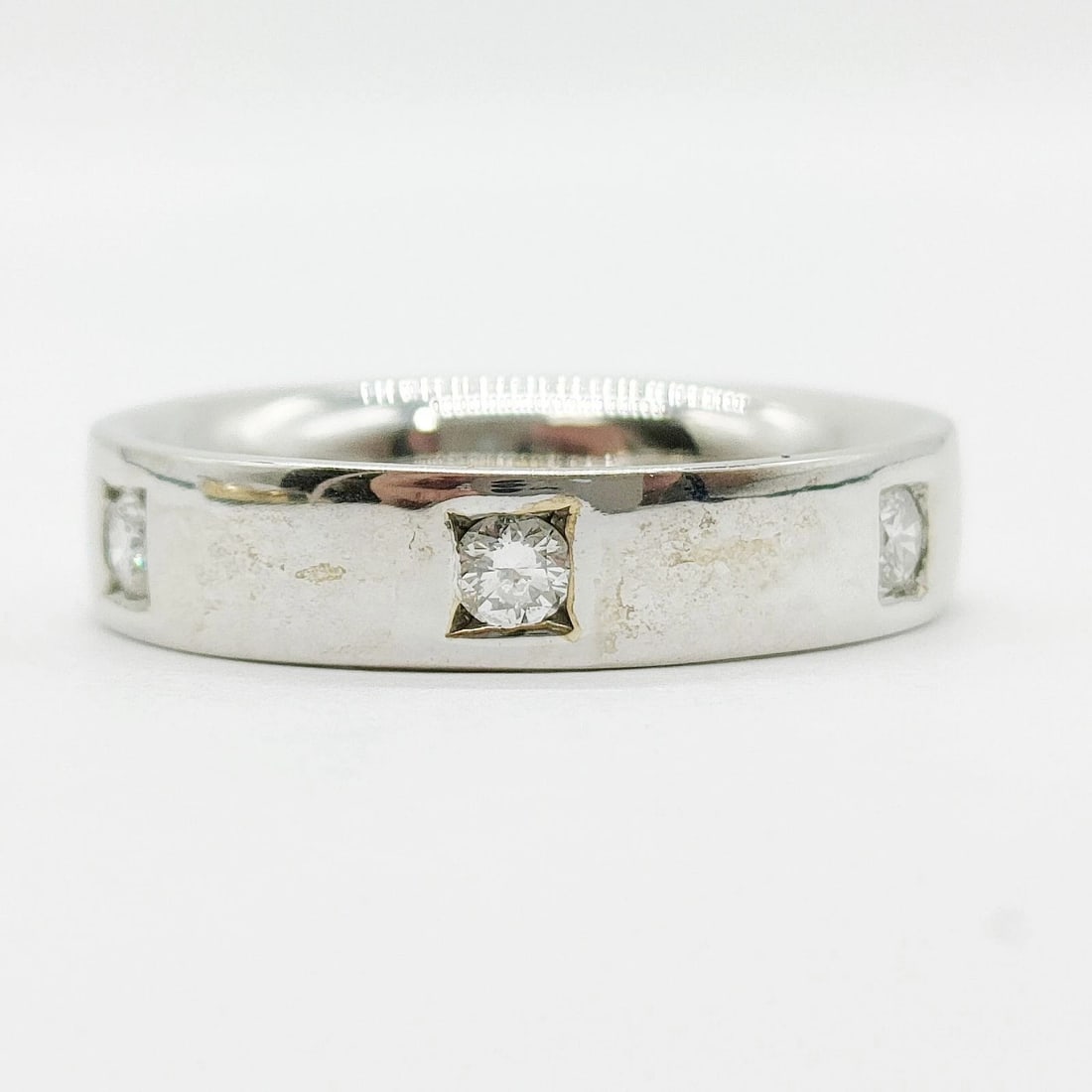 DAMIANI RING NATURAL DIAMOND GOLD: Damiani Ring Natural Diamond Gold Brand: Damiani Type: Ring Material: Gold, Color: White gold Size: US 4 1/8 Accessories: None Accessories Notice: When purchasing pre-owned goods, please r