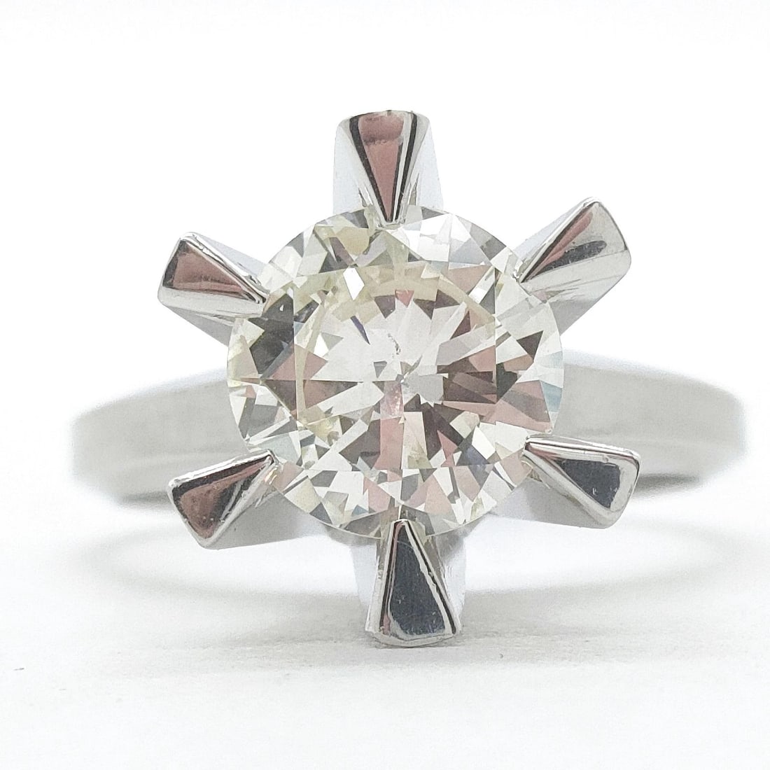 JEWELRY RING NATURAL DIAMOND PLATINUM: Jewelry Ring Natural Diamond Platinum Brand: Unbranded Type: Ring Material: Platinum, Color: Platinum Size: US 6 5/8 Accessories: None Accessories Notice: When purchasing pre-owned goods,