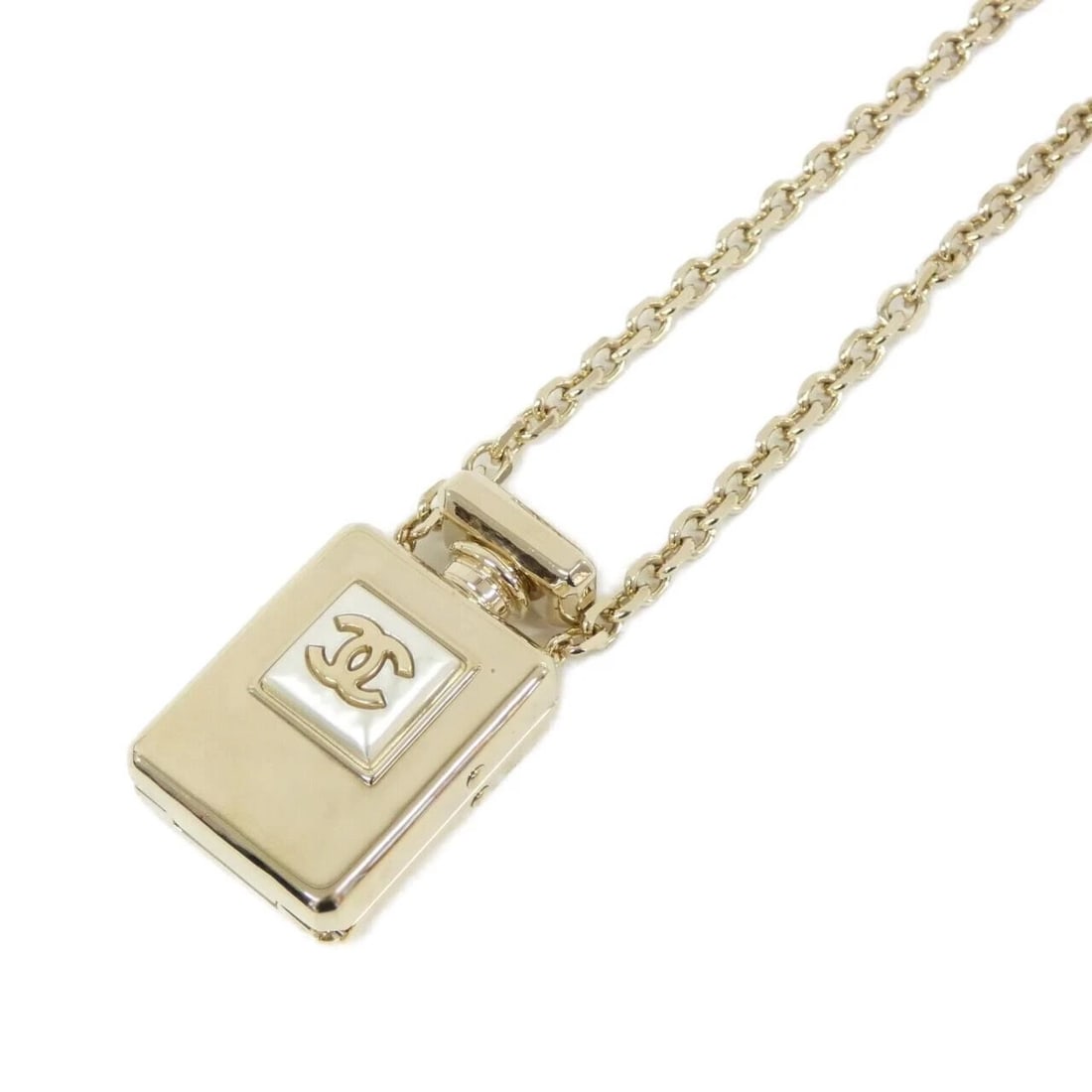 CHANEL AB8585 NECKLACE: Chanel AB8585 Necklace Brand: CHANEL Type: Necklace Material: none, Color: WHITE (White) / GOLD (Gold) MetalMeta Size: Length: 45-52cm Motif width x height: 3cmx5cm Accessories: None
