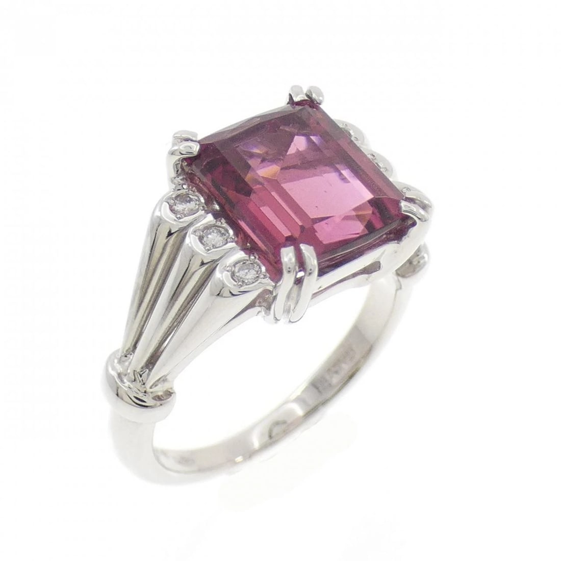 750WG TOURMALINE RING: 750WG Tourmaline Ring Brand: Unbranded Type: TourmalineRing Material: 750 white gold, Main Stone/Creation Tourmaline Secondary Stone Natural Color: White Gold Size: US6 1/4 Accessories: None