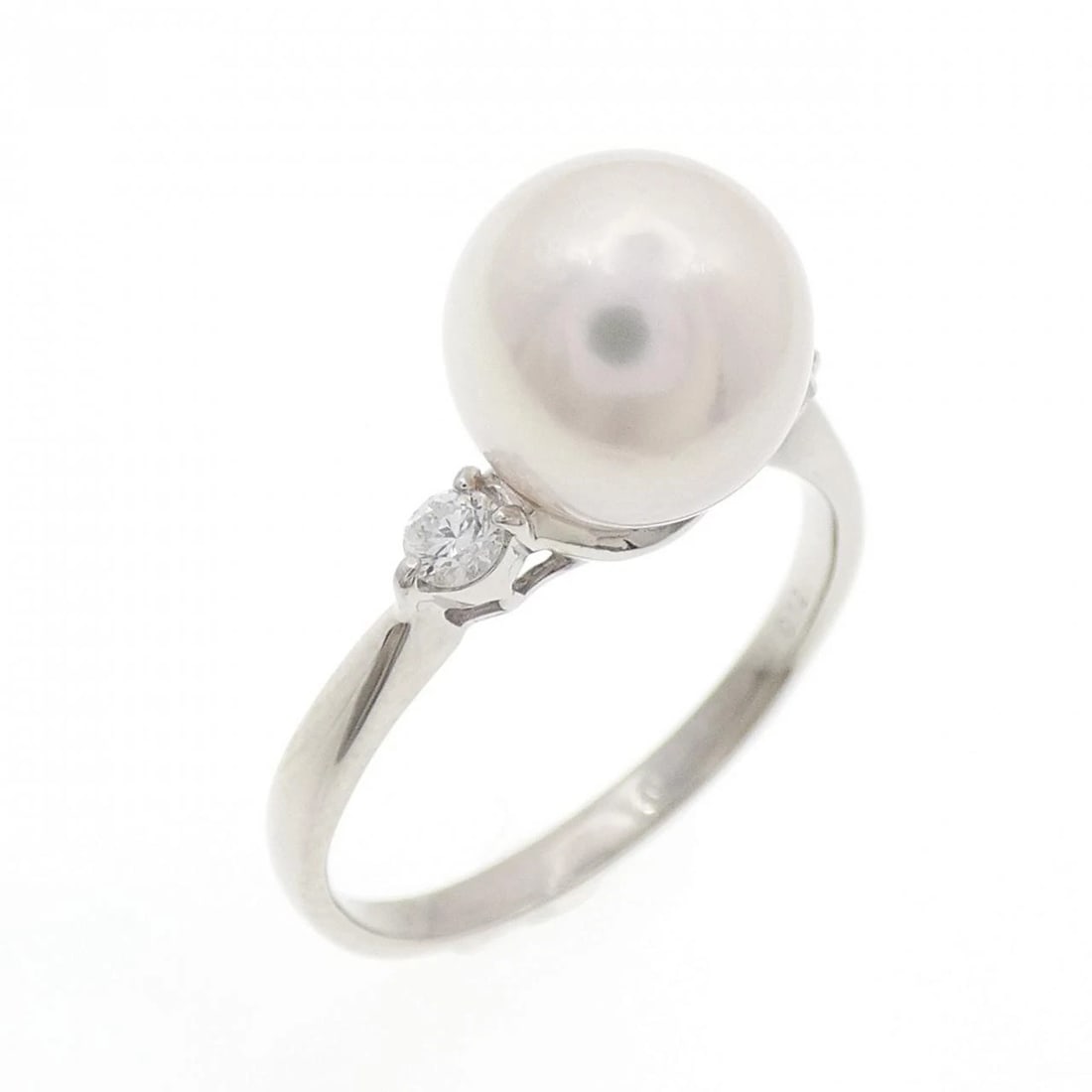PT900 AKOYA PEARL RING: PT900 Akoya Pearl Ring Brand: Unbranded Type: Akoya Pearl Ring Material: Platinum900, Main Stone/Creation Main StoneAkoya Pearl Secondary StoneNatural Color: None Size: US6 1/2 Accessories: