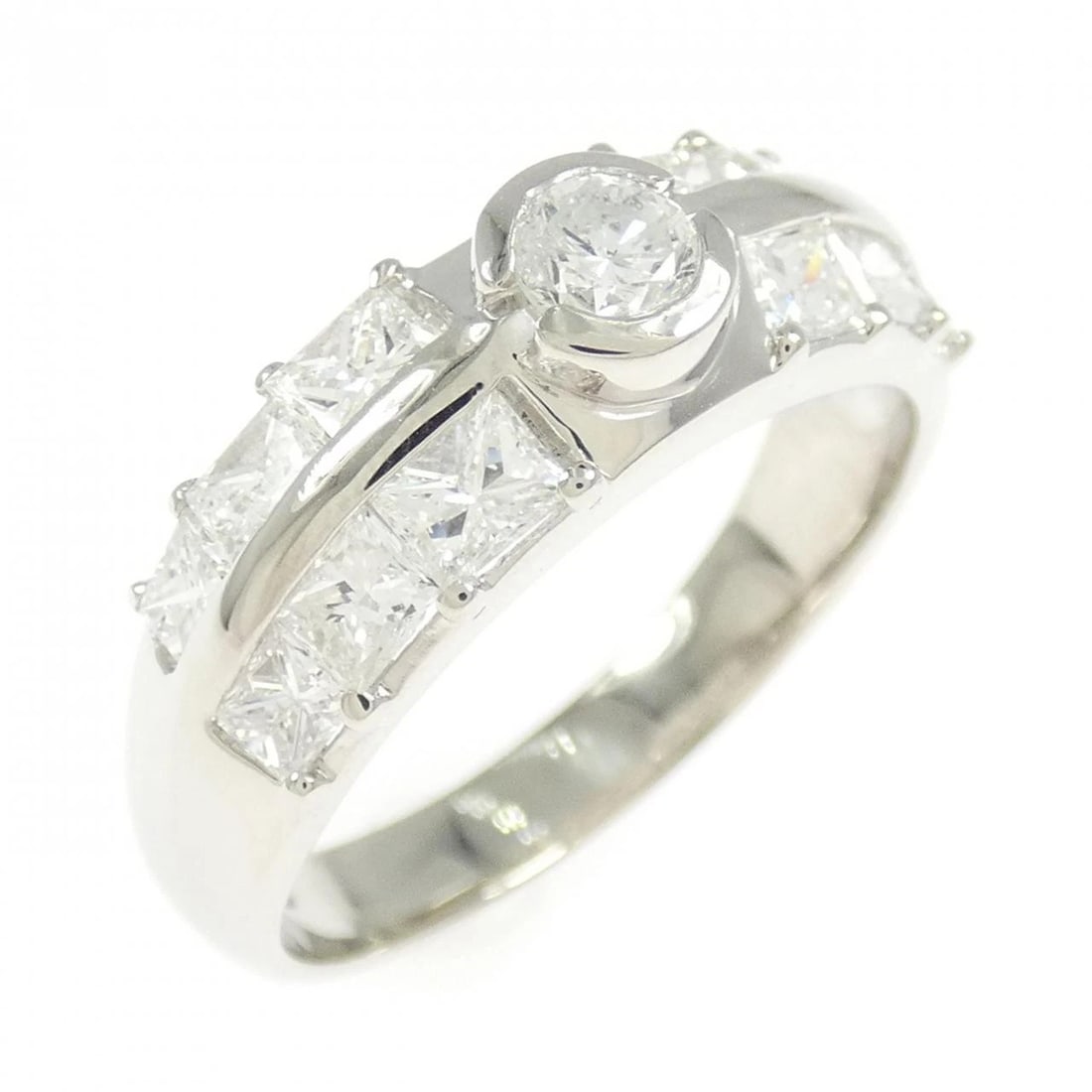 PT900 DIAMOND RING: PT900 Diamond Ring Brand: Unbranded Type: Diamond Ring Material: Platinum900, Main Stone/Creation Natural Color: None Size: US8 1/4 Accessories: None Accessories Notice: When purchasing pr