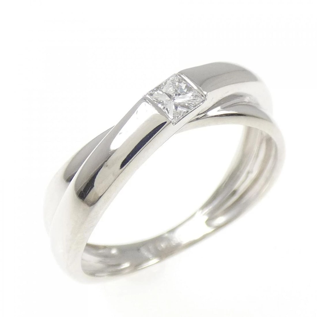 PT900 DIAMOND RING: PT900 Diamond Ring Brand: Unbranded Type: Diamond ring Material: Platinum900, Main Stone/Creation Natural Color: None Size: US5 3/4 Accessories: None Accessories Notice: When purchasing pr