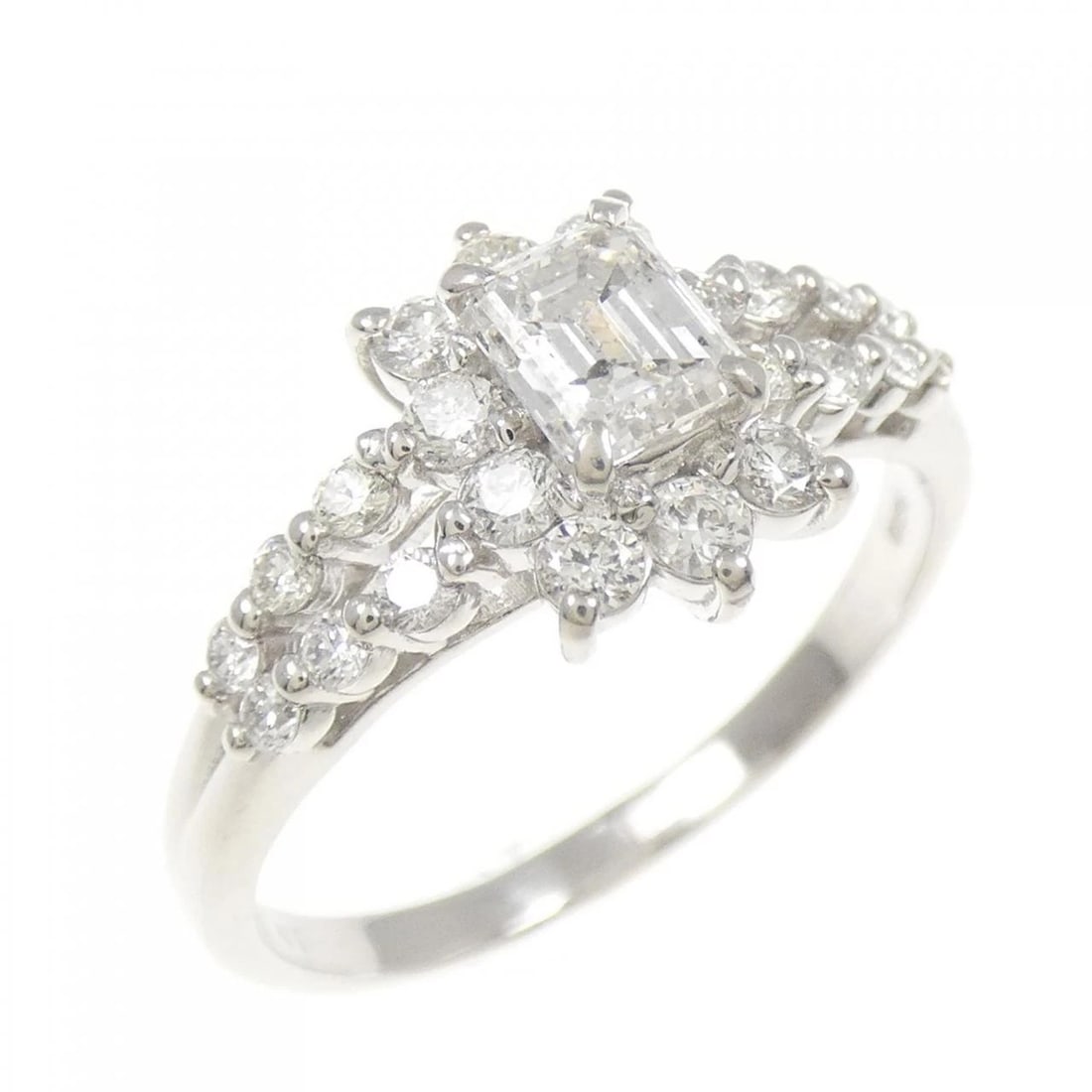 PT900 DIAMOND RING: PT900 Diamond Ring Brand: Unbranded Type: Diamond Ring Material: Platinum900, Main Stone/Creation Natural Color: None Size: US7 Accessories: None Accessories Notice: When purchasing pre-owned