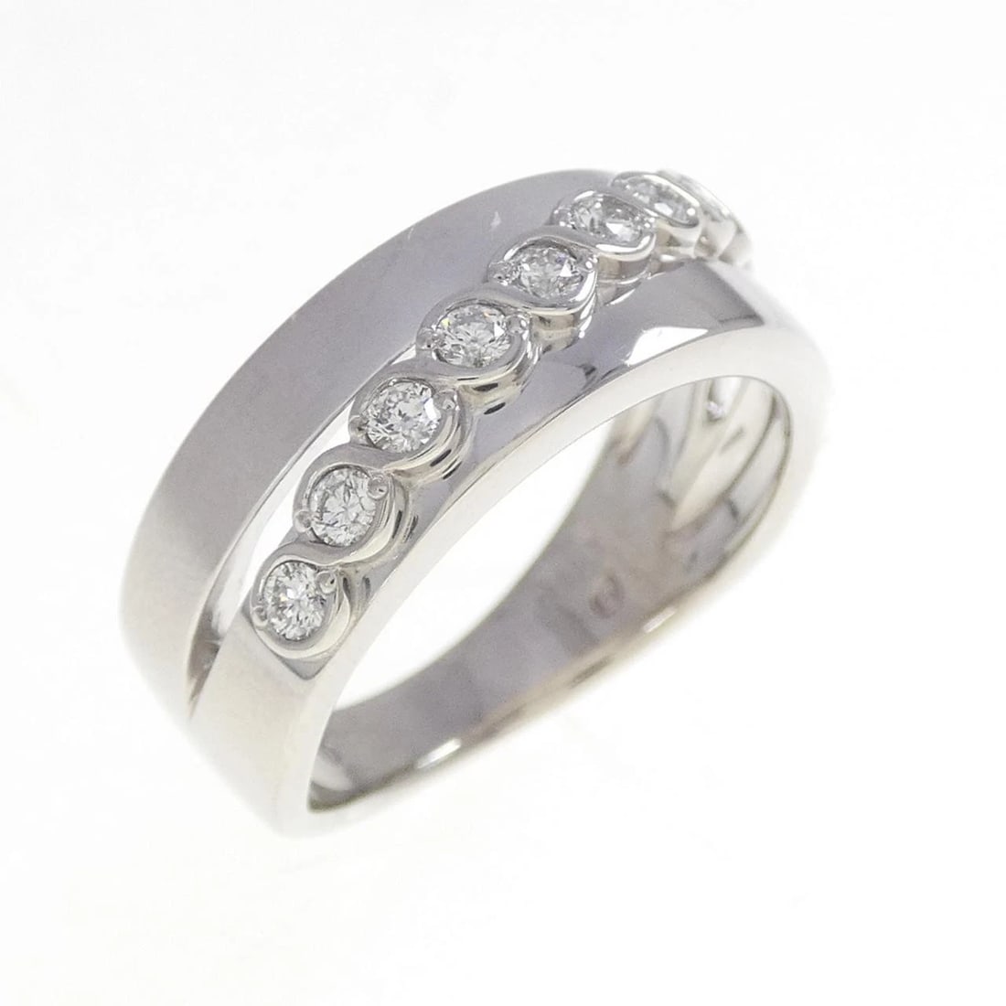 PT900 DIAMOND RING: PT900 Diamond Ring Brand: Unbranded Type: Diamond Ring Material: Platinum900, Main Stone/Creation Natural Color: None Size: US6 3/4 Accessories: None Accessories Notice: When purchasing pr