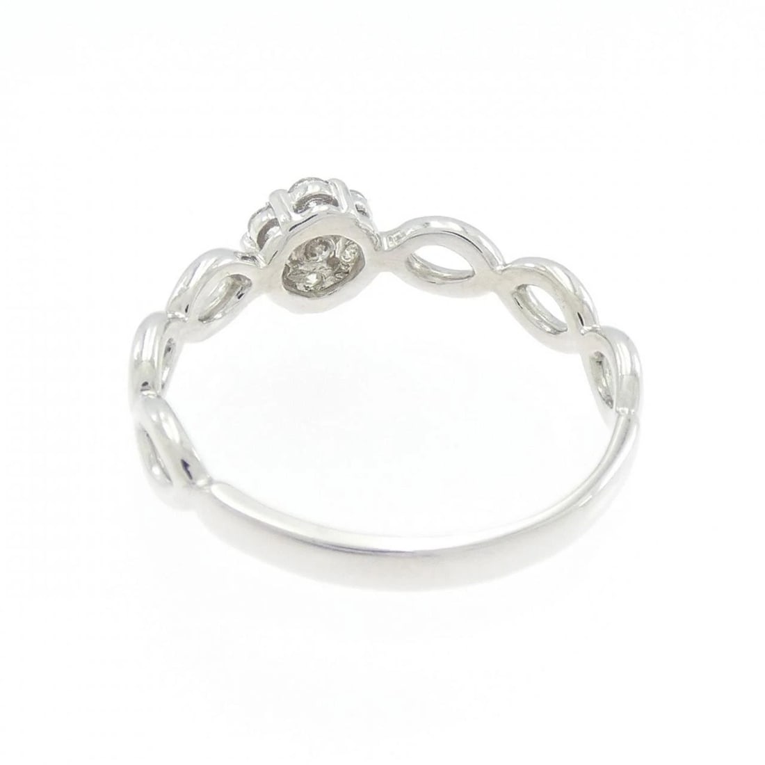 PT900 FLOWER DIAMOND RING: PT900 Flower Diamond Ring Brand: Unbranded Type: Diamond Ring Material: Platinum900, Main Stone/Creation Natural Color: None Size: US6 1/4 Accessories: None Accessories Notice: When