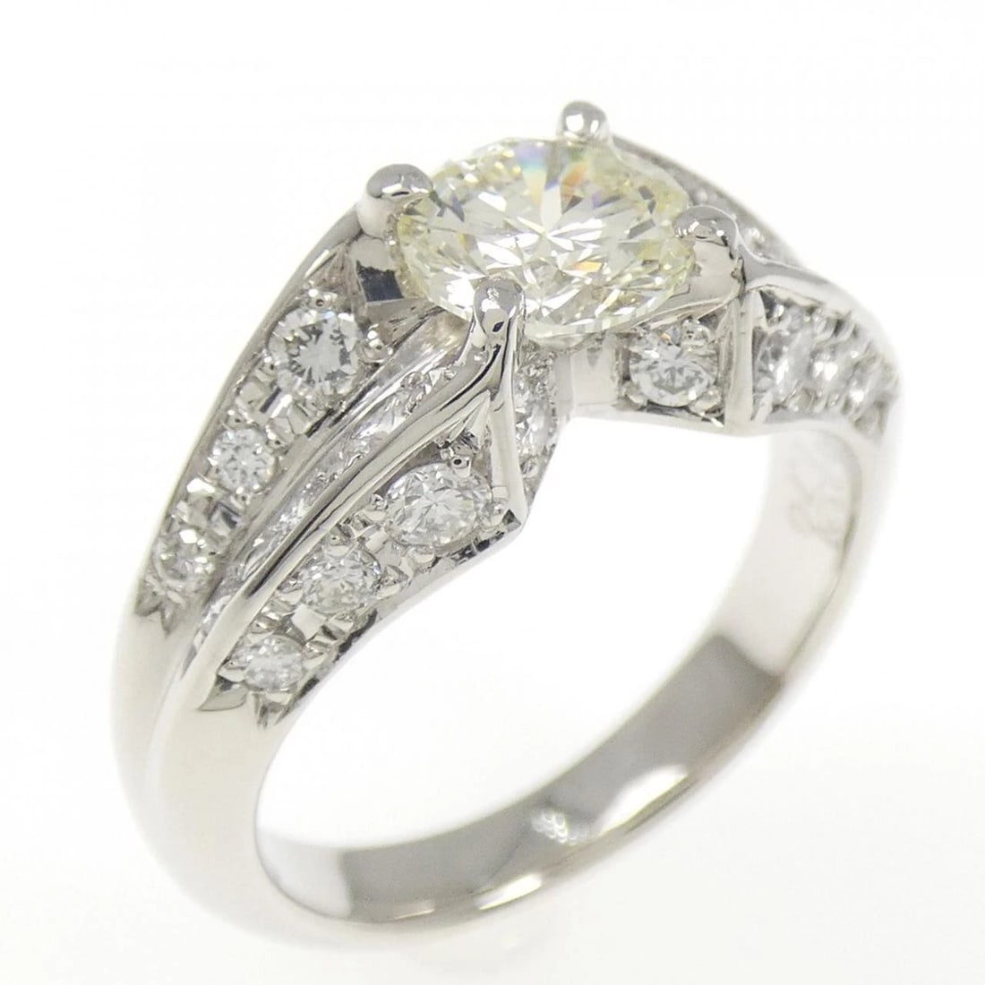 PT900 DIAMOND RING: PT900 Diamond Ring Brand: Unbranded Type: Diamond Ring Material: Platinum900, Main Stone/Creation Natural Color: None Size: US6 1/2 Accessories: None Accessories Notice: When purchasing pr