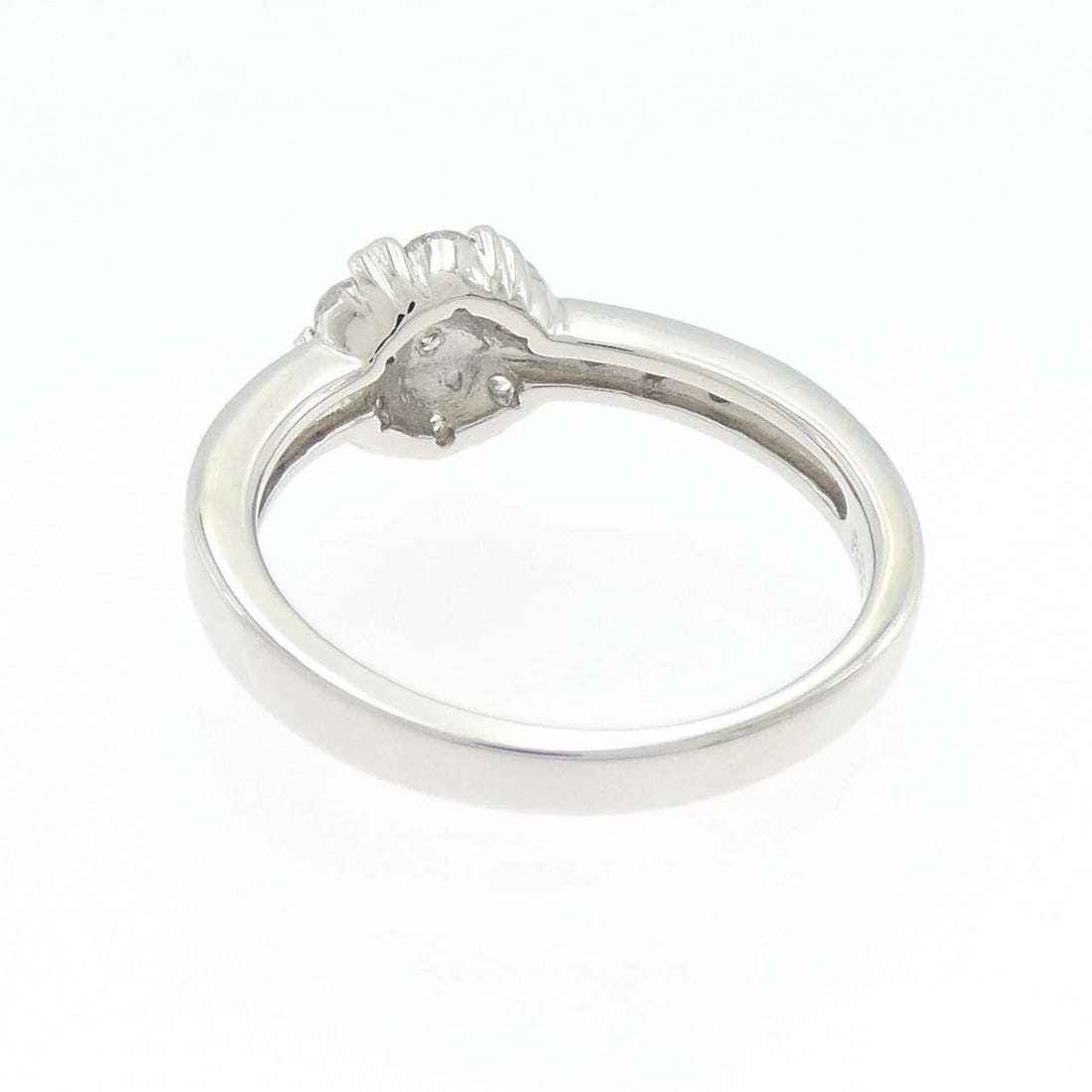 PT900 FLOWER DIAMOND RING: PT900 Flower Diamond Ring Brand: Unbranded Type: Diamond Ring Material: Platinum900, Main Stone/Creation Natural Color: None Size: US6 1/4 Accessories: None Accessories Notice: When purcha