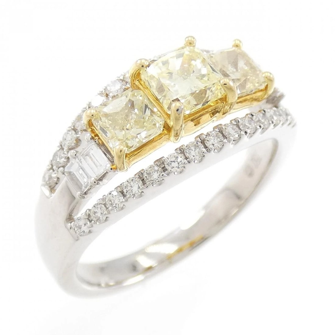 750WG/750YG DIAMOND RING: 750WG/750YG Diamond Ring Brand: Unbranded Type: Diamond Ring Material: 750 white gold/750 yellow gold, Main Stone/Creation Natural Color: White Gold Yellow Gold Size: US6 3/4 Accessories: