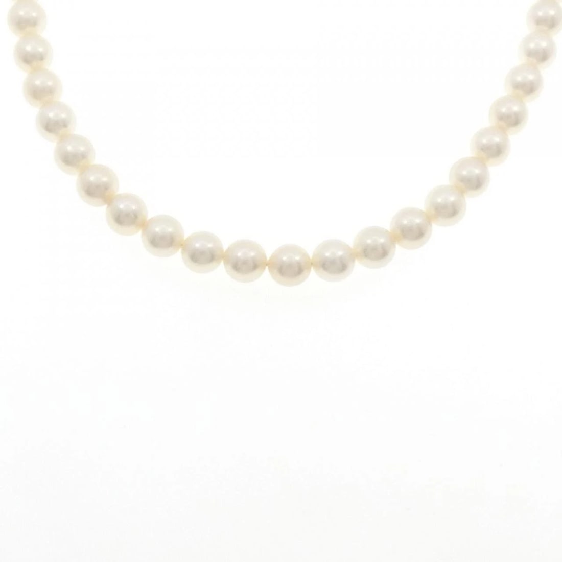 SILVER CLASP AKOYA PEARL NECKLACE: Silver Clasp Akoya Pearl Necklace Brand: Unbranded Type: Akoya Pearl Necklace Material: Silver clasp, Main Stone/Creation Akoya Pearl Color: none Size: Actual Size Max width approx: 7.5mm Size