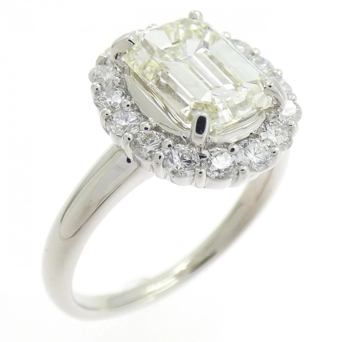 PT900 DIAMOND RING: PT900 Diamond Ring Brand: Unbranded Type: Ring Material: Platinum900, Main Stone/Creation Natural Color: None Size: US6 1/4 Accessories: None Accessories Notice: When purchasing pre-owned