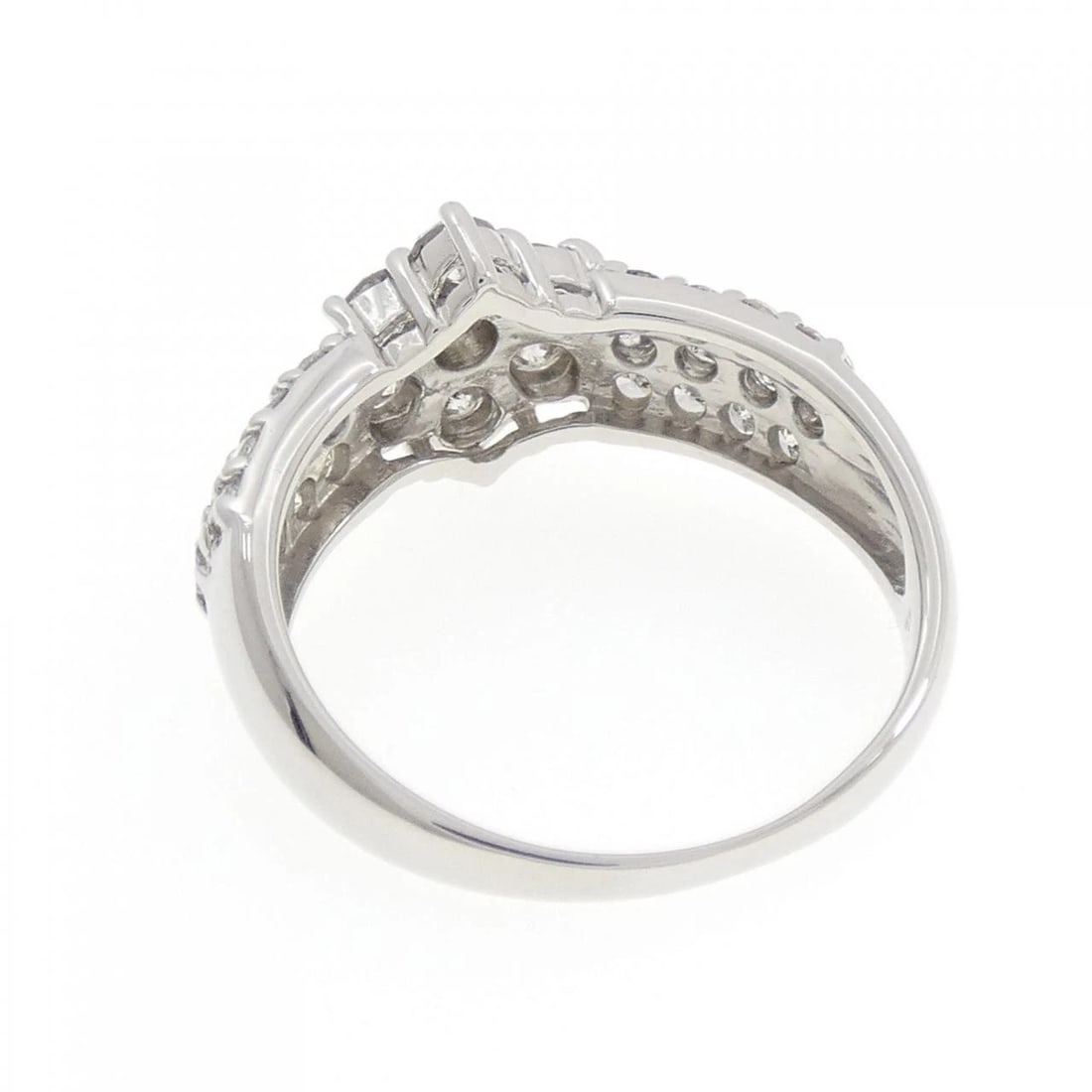 PT900 DIAMOND RING: PT900 Diamond Ring Brand: Unbranded Type: Diamond ring Material: Platinum900, Main Stone/Creation Natural Color: None Size: US5 3/4 Accessories: None Accessories Notice: When purchasing