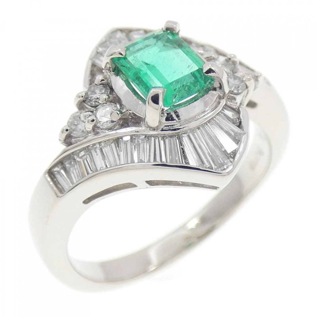 PT900 EMERALD RING: PT900 Emerald Ring Brand: Unbranded Type: Emerald Ring Material: Platinum900, Main Stone/Creation EmeraldSecondary Stone Natural Color: None Size: US6 1/4 Accessories: None Accessories
