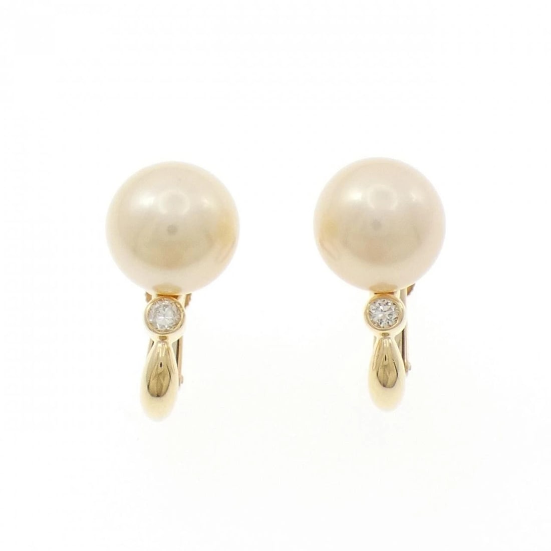 18K WHITE SOUTH SEA PEARL EARRINGS: 18K White South Sea Pearl Earrings Brand: Unbranded Type: White Butterfly Pearl Pierce/Earring Material: K18 yellow gold, Main Stone/Creation White Butterfly PearlSecondary Stone Natural Color: