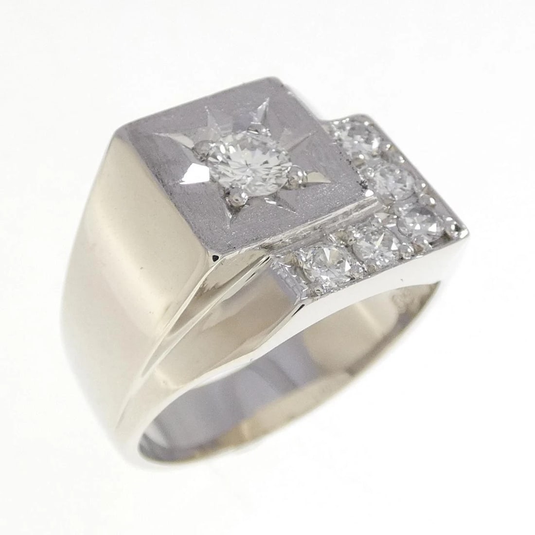 PT900 DIAMOND RING: PT900 Diamond Ring Brand: Unbranded Type: Diamond Ring Material: Platinum900, Main Stone/Creation Natural Color: None Size: US6 1/4 Accessories: None Accessories Notice: When purchasing pr