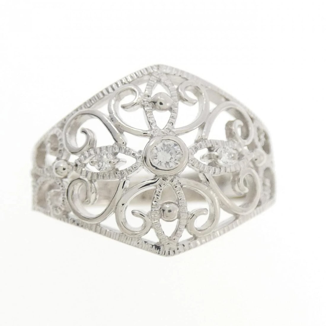 PT900 DIAMOND RING: PT900 Diamond Ring Brand: Unbranded Type: Diamond ring Material: Platinum900, Main Stone/Creation Natural Color: Silver Size: US7 1/2 Accessories: None Accessories Notice: When purchasing