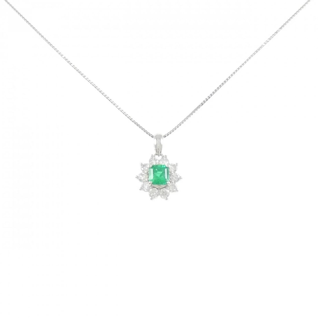 PT900/PT850 EMERALD NECKLACE: PT900/PT850 Emerald Necklace Brand: Unbranded Type: Emerald Necklace Material: Platinum900/Platinum850, Main Stone/Creation EmeraldSecondary Stone Natural Color: Silver Size: 45cmActual Size