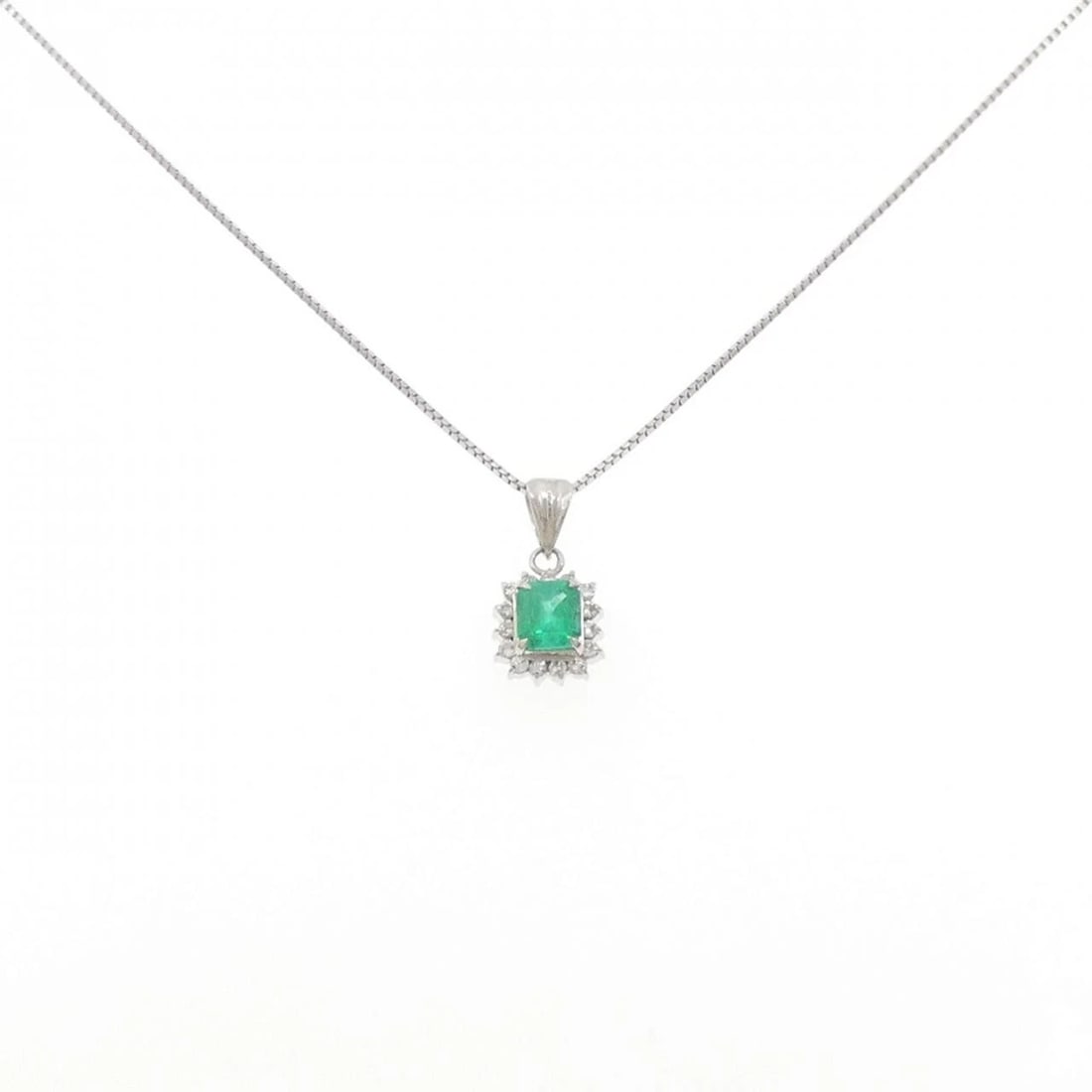 PT900/PT850 EMERALD NECKLACE: PT900/PT850 Emerald Necklace Brand: Unbranded Type: Emerald Necklace Material: Platinum900/Platinum850, Main Stone/Creation EmeraldSecondary Stone Natural Color: Silver Size: 45cmActual Size