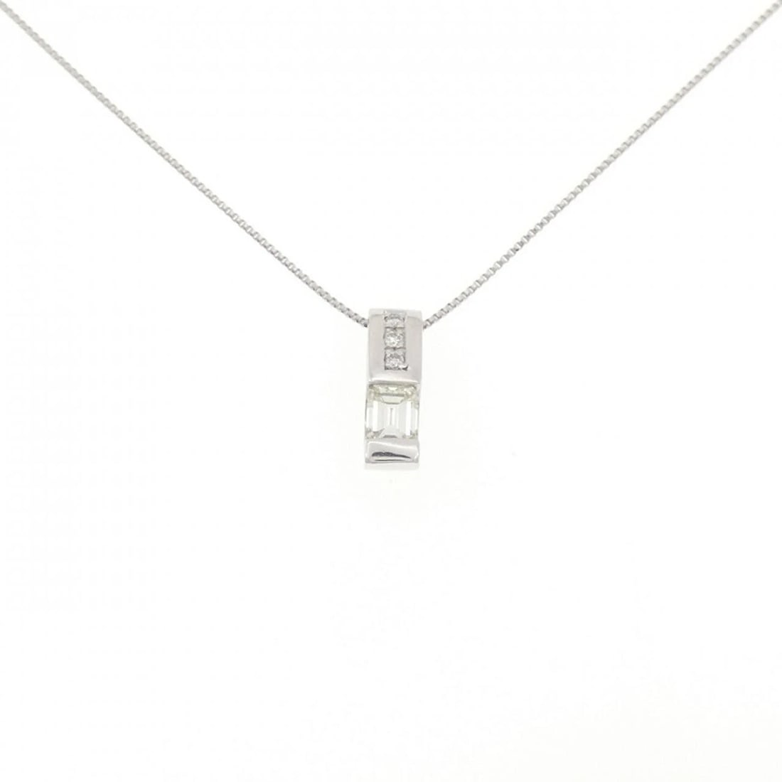 PT900/PT850 DIAMOND NECKLACE: PT900/PT850 Diamond Necklace Brand: Unbranded Type: Diamond Necklace Material: Platinum900/Platinum850, Main Stone/Creation Natural Color: Silver Size: 45cmActual Size Pendant length approx. x