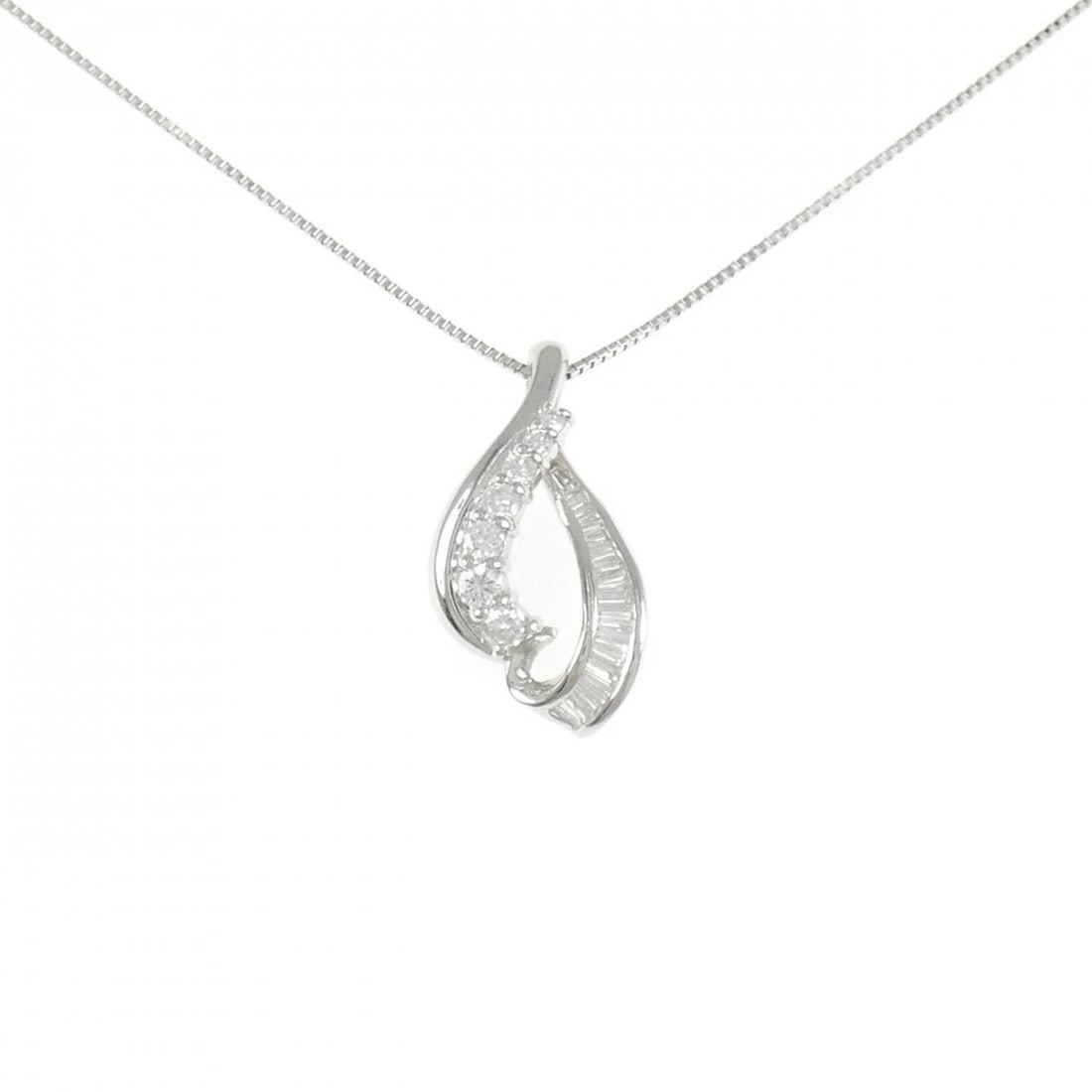 PT900/PT850 DIAMOND NECKLACE: PT900/PT850 Diamond Necklace Brand: Unbranded Type: Diamond Necklace Material: Platinum900/Platinum850, Main Stone/Creation Natural Color: Silver Size: 45cmActual Size Pendant length approx. x