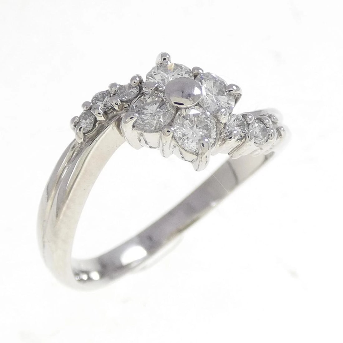 PT900 FLOWER DIAMOND RING: PT900 Flower Diamond Ring Brand: Unbranded Type: Diamond Ring Material: Platinum900, Main Stone/Creation Natural Color: Silver Size: US5 3/4 Accessories: None Accessories Notice: When