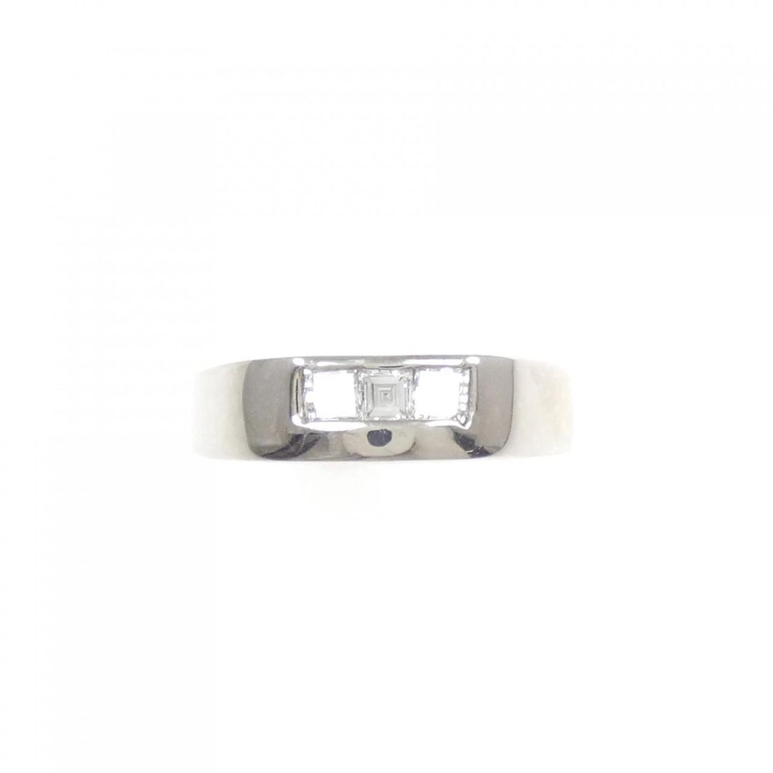 PT900 DIAMOND RING: PT900 Diamond Ring Brand: Unbranded Type: Diamond Ring Material: Platinum900, Main Stone/Creation Natural Color: Silver Size: US6 1/4 Accessories: None Accessories Notice: When purchasing