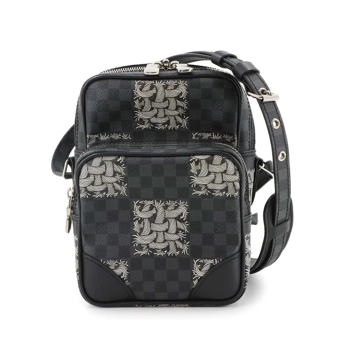 LOUIS VUITTON DAMIER GRAPHITE CHRISTOPHER NEMETH AMAZON SHOULDER BAG: LOUIS VUITTON Damier Graphite Christopher Nemeth Amazon Shoulder Bag Brand: LOUIS VUITTON Type: Shoulder Bag Material: Damier Graphite Canvas Color: Damier Graphite , White Size: W 5.91 inch,