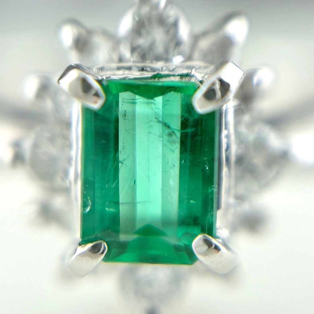 EMERALD DESIGN RING PLATINUM MELEE DIAMOND: Emerald Design Ring Platinum Melee Diamond Brand: Unbranded Type: Ring Material: Pt850, Main Stone/Creation Emerald Color: Platinum Size: US6 Accessories: None Accessories Notice: When