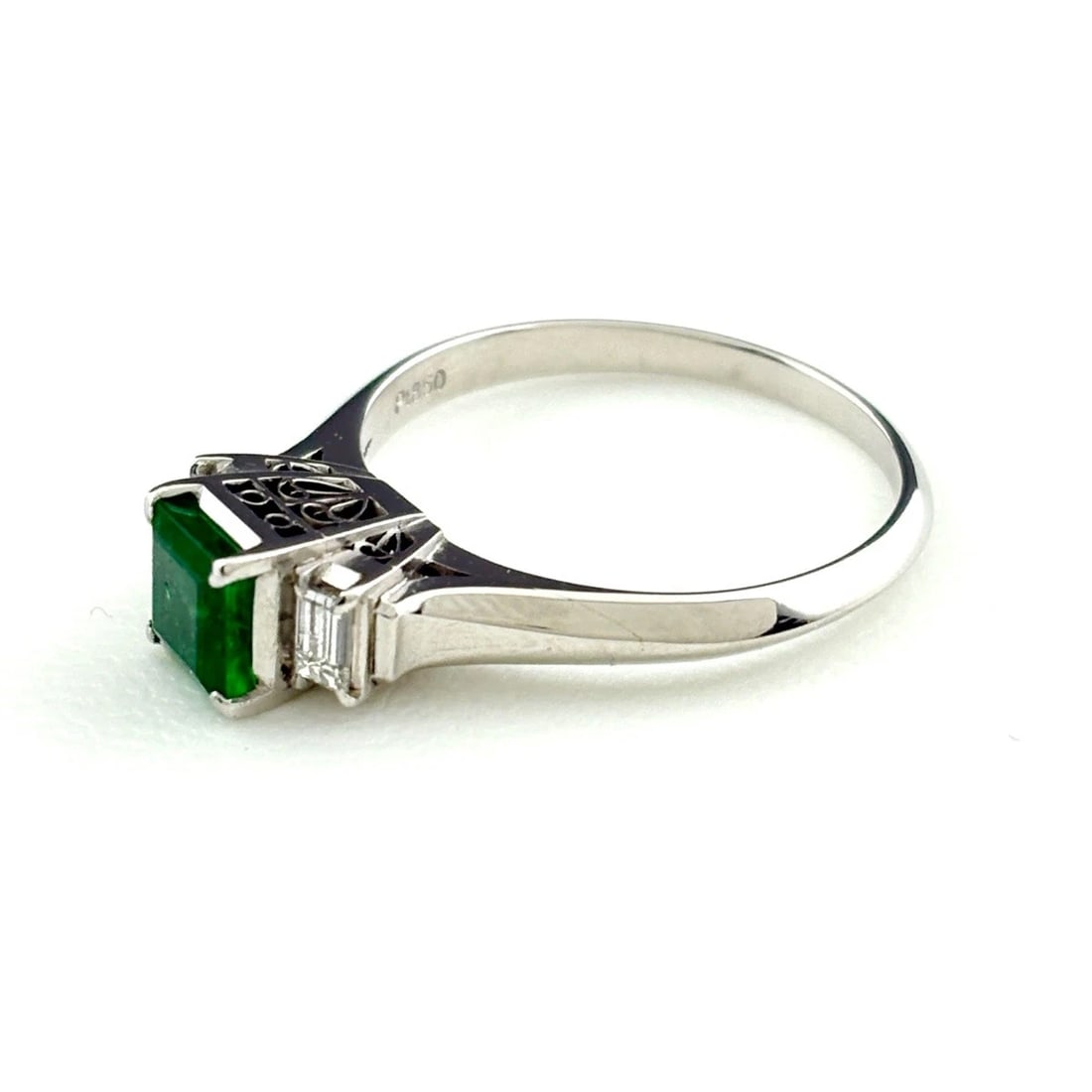 EMERALD DESIGN RING PLATINUM MELEE DIAMOND: Emerald Design Ring Platinum Melee Diamond Brand: Unbranded Type: Ring Material: Pt850, Main Stone/Creation Emerald Color: Platinum Size: US6 Accessories: None Accessories Notice: When