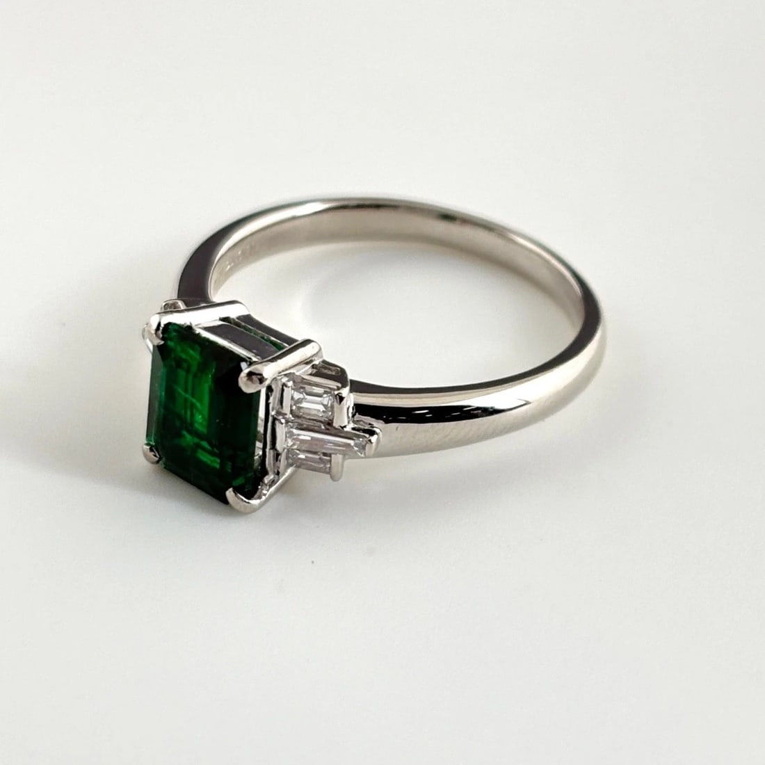 EMERALD DESIGN RING PLATINUM MELEE DIAMOND: Emerald Design Ring Platinum Melee Diamond Brand: Unbranded Type: Ring Material: Pt900, Main Stone/Creation Emerald Color: Platinum Size: US7.5 to 8 Accessories: None Accessories Notice: W