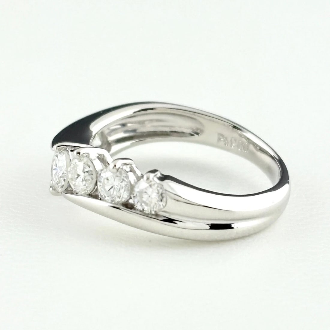 MELEE DIAMOND DESIGN RING PLATINUM: Melee Diamond Design Ring Platinum Brand: Unbranded Type: Ring Material: Pt900, Main Stone/Creation Natural Color: Platinum Size: US5.5 to 6 Accessories: None Accessories Notice: When