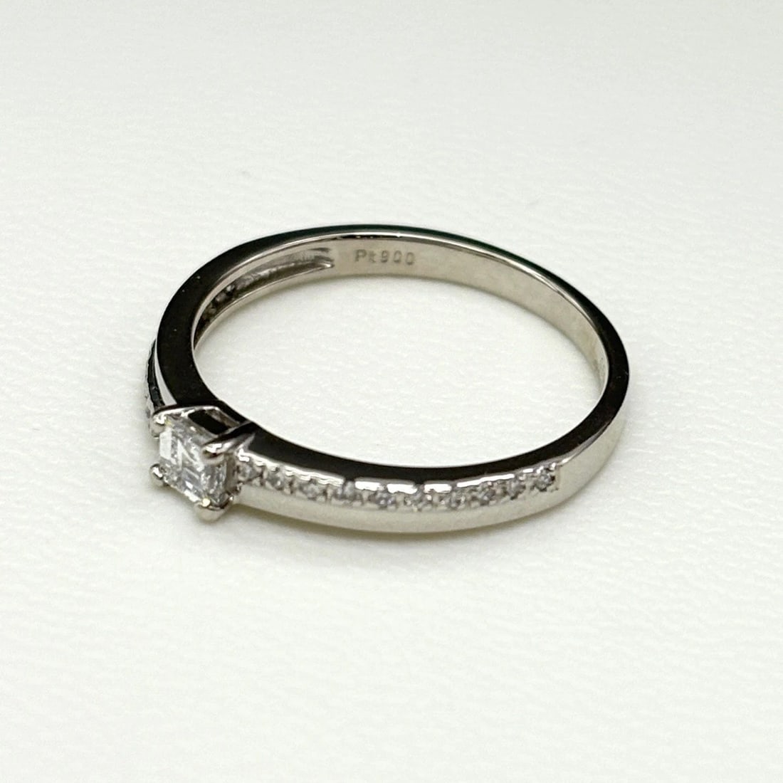 DIAMOND DESIGN RING PLATINUM MELEE DIAMOND: Diamond Design Ring Platinum Melee Diamond Brand: Unbranded Type: Ring Material: Pt900, Main Stone/Creation Natural Color: Platinum Size: US6 Accessories: None Accessories Notice: When