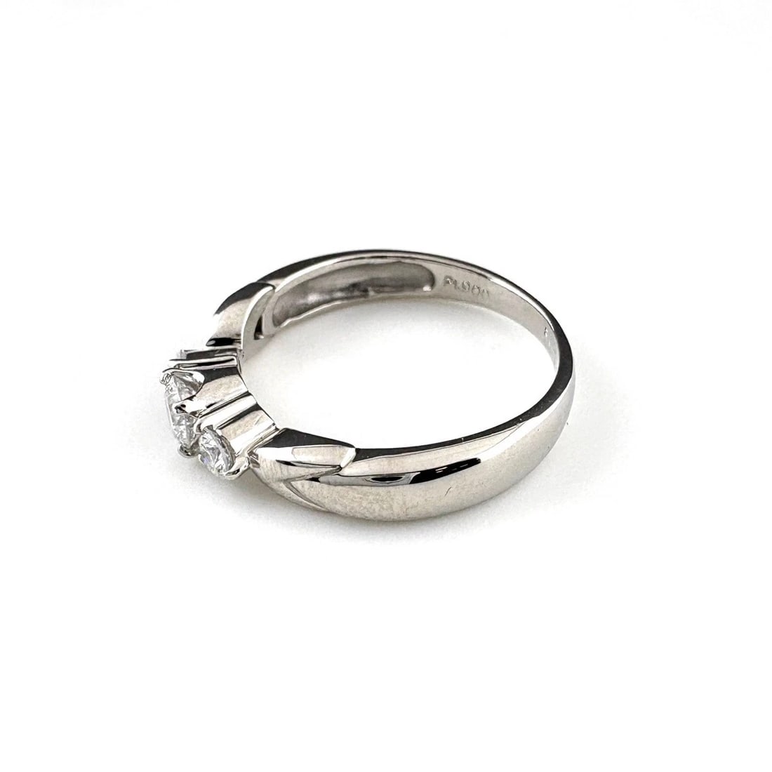 DIAMOND DESIGN RING PLATINUM MELEE DIAMOND: Diamond Design Ring Platinum Melee Diamond Brand: Unbranded Type: Ring Material: Pt900, Main Stone/Creation Natural Color: Platinum Size: US4.5 to 5 Accessories: None Accessories Notice: When