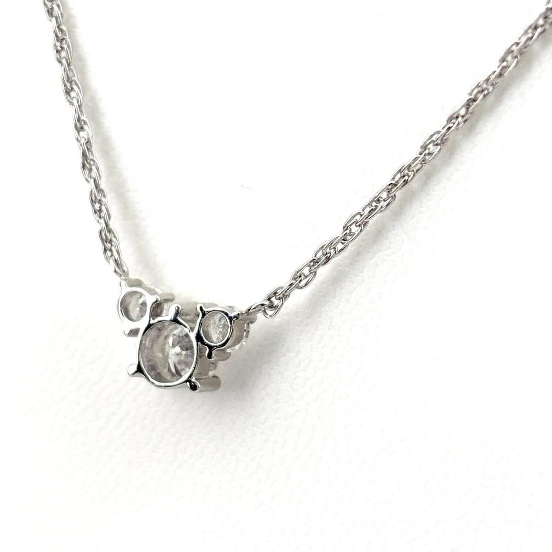 MELEE DIAMOND DESIGN PLATINUM PENDANT NECKLACE: Melee Diamond Design Platinum Pendant Necklace Brand: Unbranded Type: Necklace Material: Pt850, Main Stone/Creation Natural Color: Platinum Size: Chain / code 47.5cm(18.7") Accessories: None