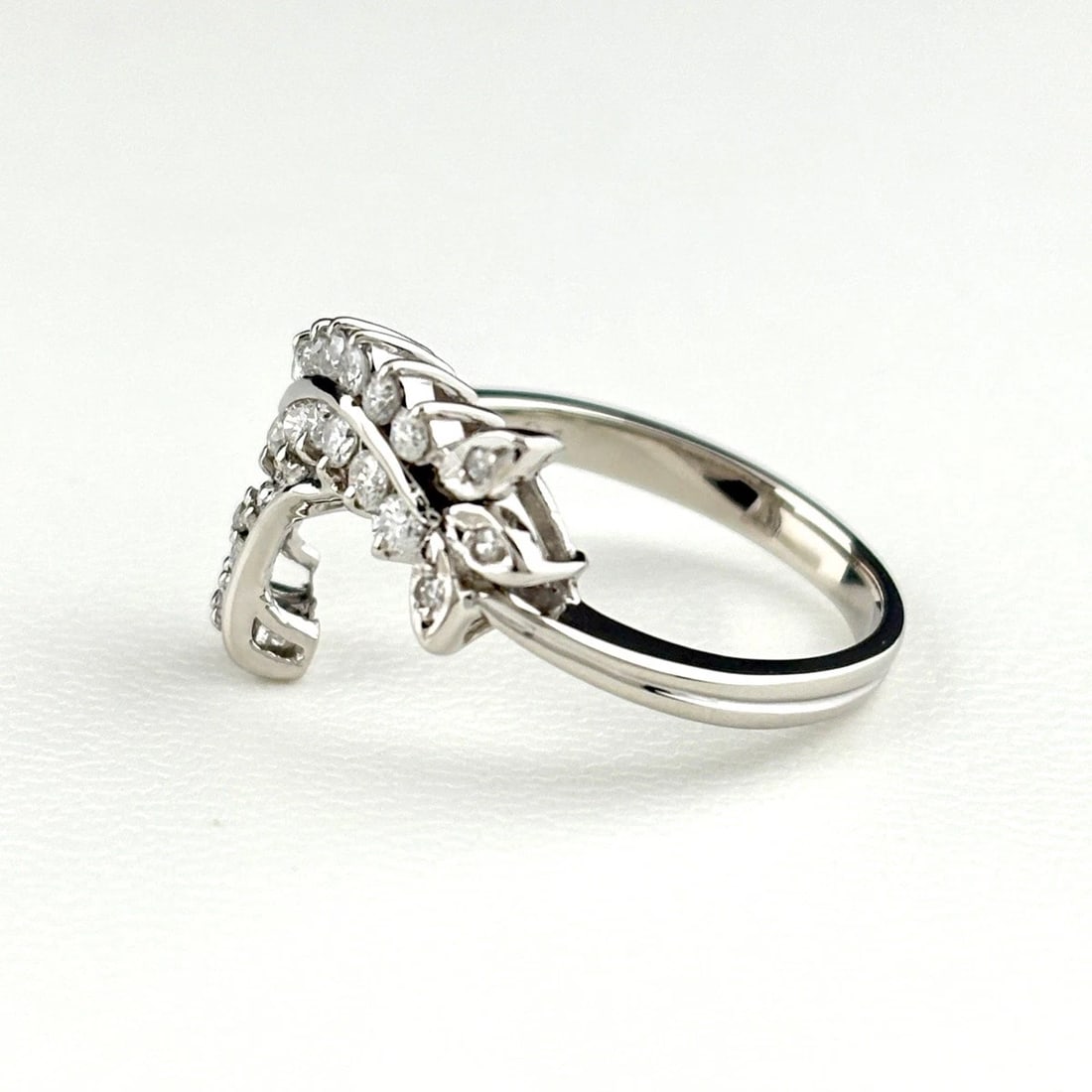 MELEE DIAMOND DESIGN RING PLATINUM: Melee Diamond Design Ring Platinum Brand: Unbranded Type: Ring Material: Pt900, Main Stone/Creation Natural Color: Platinum Size: US6.5 to 7 Accessories: None Accessories Notice: When